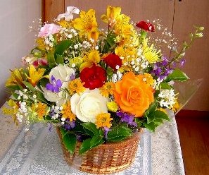 アルストロメリアの花の入ったフラワーアレンジメント : 育て方.jp｜花